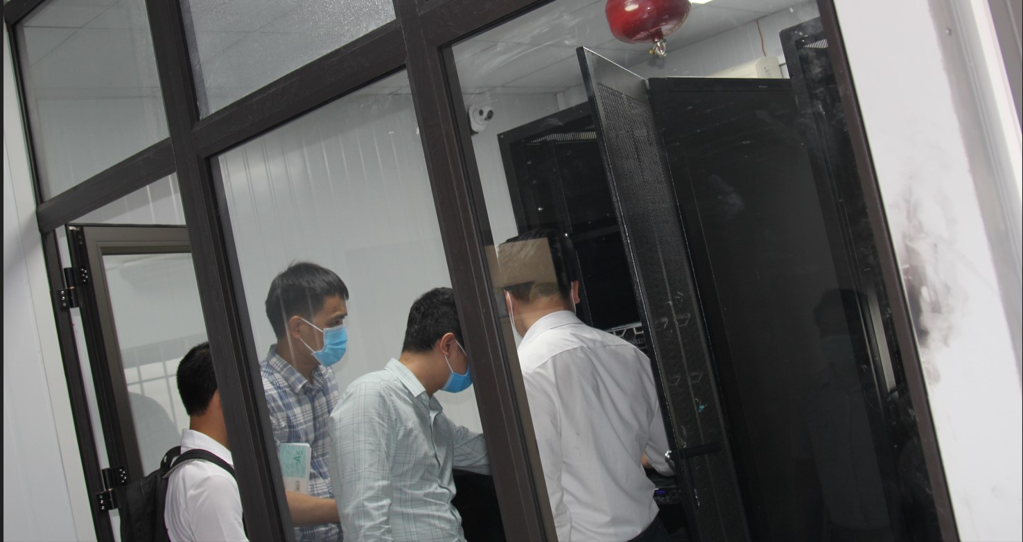 Đoàn thăm quan phòng máy chủ của bệnh viện